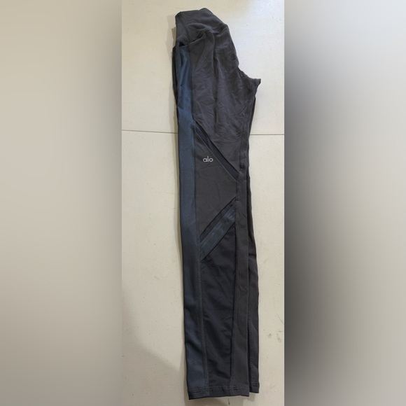 ALO Yoga Pants - ALO Yoga Black High-Rise Leggings with Subtle Paneling